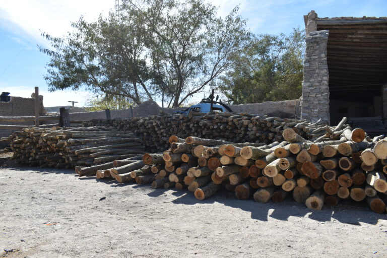 Material para el establecimiento de un cerco de madera acorde al paisaje